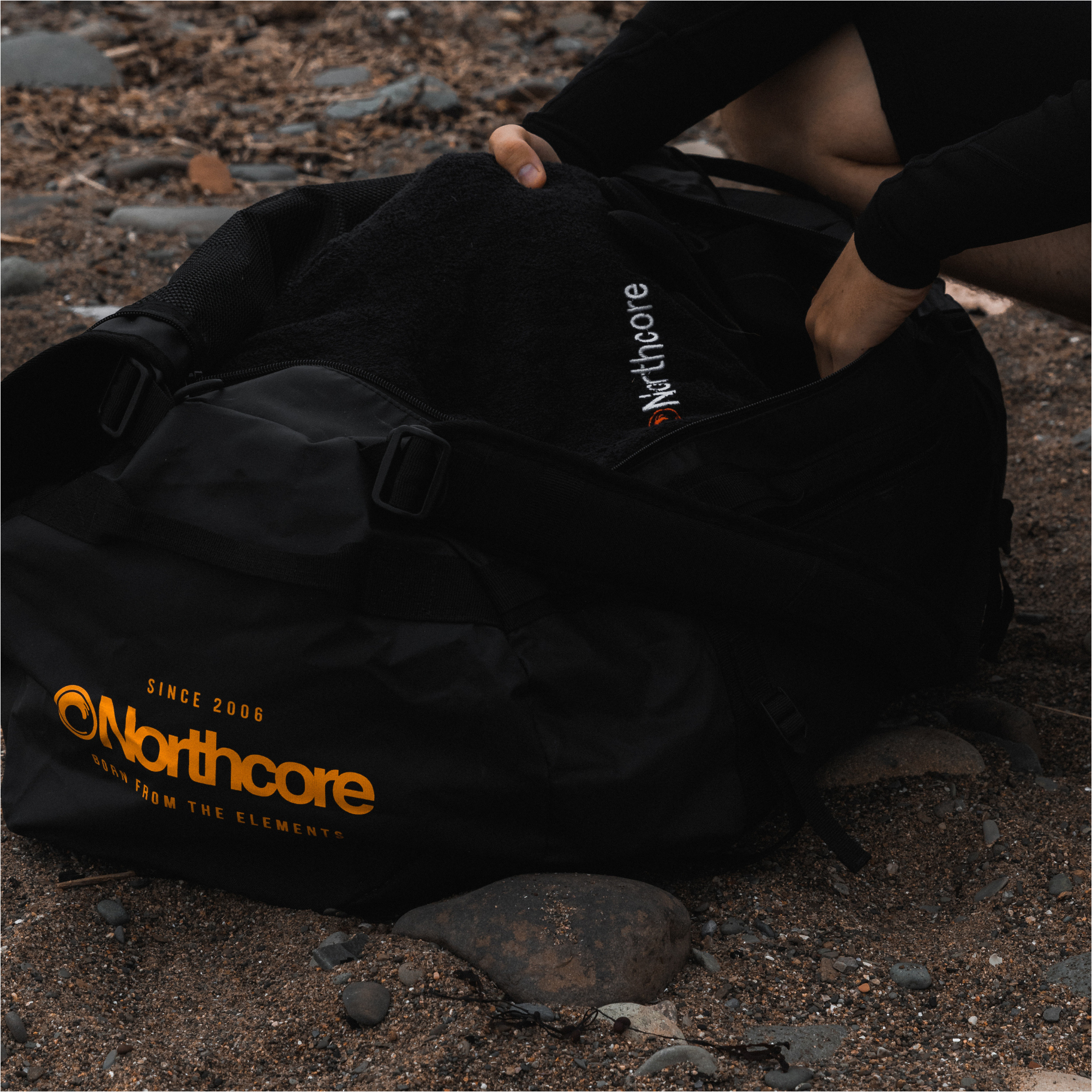 2025 Northcore Duffle Bag 40L NOCO123AB - Black / Orange